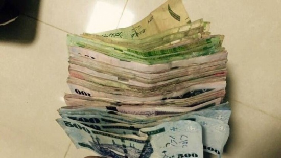 الشرطة السعودية تعتقل عائلة ثرية تتسول ومعهم 5 'سيارات فارهة'! الشرطة السعودية تعتقل عائلة ثرية تتسول ومعهم 5 'سيارات فارهة'!