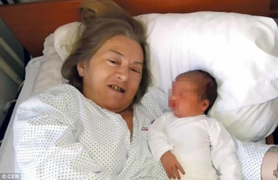 بالصور.. امرأة عمرها 60 عاما تضع طفلة بصحة جيدة بالصور.. امرأة عمرها 60 عاما تضع طفلة بصحة جيدة