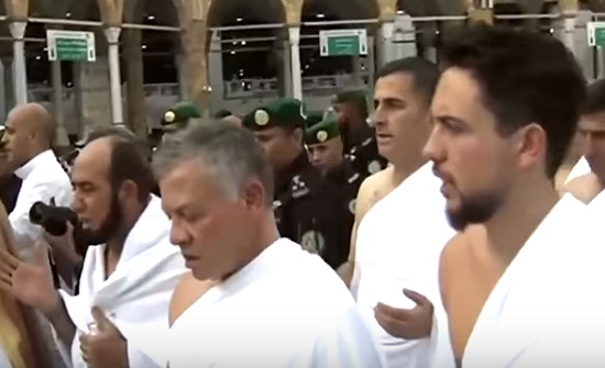 بالفيديو : الملك والأمير حسين يؤديان مناسك العمرة بالفيديو : الملك والأمير حسين يؤديان مناسك العمرة
