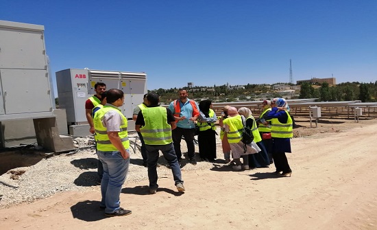 مهندسو الطفيلة يزورون مشروع الطاقة الشمسية "لافارج" في منطقة القادسية مهندسو الطفيلة يزورون مشروع الطاقة الشمسية "لافارج" في منطقة القادسية