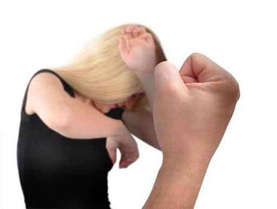 بالفيديو: شاهد ماذا فعلت امرأة مع رجل لكمها داخل قطار بالفيديو: شاهد ماذا فعلت امرأة مع رجل لكمها داخل قطار