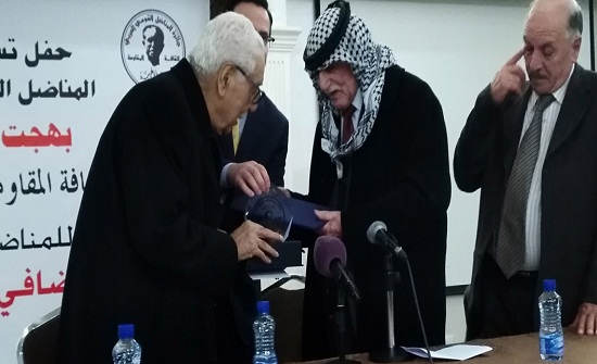 ضافي الجمعاني يتسلم جائزة بهجت أبو غربية لثقافة المقاومة ضافي الجمعاني يتسلم جائزة بهجت أبو غربية لثقافة المقاومة