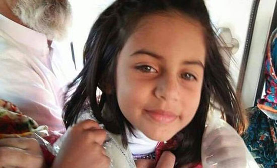 شاهد لحظة إمساك المغتصب بيد الطفلة "زينب" وقادها إلى موتها ( فيديو ) شاهد لحظة إمساك المغتصب بيد الطفلة "زينب" وقادها إلى موتها ( فيديو )