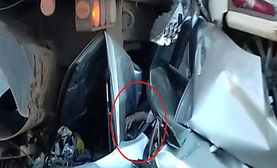 علقت سيارته أسفل شاحنتين.. هكاذ نجا من الموت بأعجوبة (صور) علقت سيارته أسفل شاحنتين.. هكاذ نجا من الموت بأعجوبة (صور)