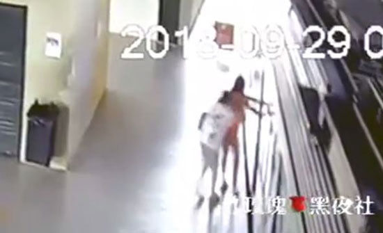 لقطات مرعبة لمصرع امرأة تحت عجلات قطار (فيديو) لقطات مرعبة لمصرع امرأة تحت عجلات قطار (فيديو)