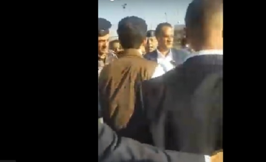 بالفيديو : الامير حسين يترجل من موكبه ليطمئن على مصابين بحادث سير بالفيديو : الامير حسين يترجل من موكبه ليطمئن على مصابين بحادث سير