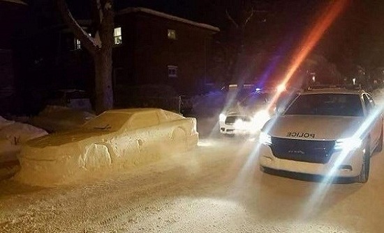 صنع سيارة من الثلج فحصل على مخالفة مرورية! صنع سيارة من الثلج فحصل على مخالفة مرورية!