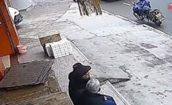 استخدمت دواسة البنزين بدلا من الفرامل فتسببت في حادث لمسنين (فيديو) استخدمت دواسة البنزين بدلا من الفرامل فتسببت في حادث لمسنين (فيديو)