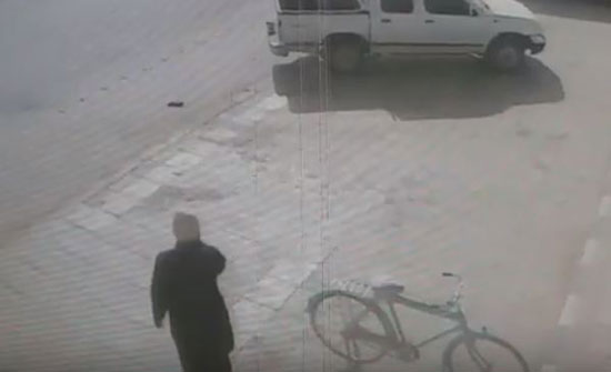 ماذا فعلت فتاة لحظة اقتحام لص سيارة تجلس بداخلها بالسعودية (فيديو) ماذا فعلت فتاة لحظة اقتحام لص سيارة تجلس بداخلها بالسعودية (فيديو)