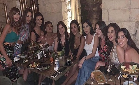 قبلات ورقص.. الصلحة تمّت بين نادين نسيب نجيم وسيرين عبد النور (فيديو) قبلات ورقص.. الصلحة تمّت بين نادين نسيب نجيم وسيرين عبد النور (فيديو)