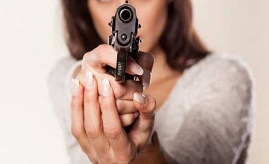 توقيف سيدة حملت مسدساً داخل محكمة بعمان واسناد تهمتين لها توقيف سيدة حملت مسدساً داخل محكمة بعمان واسناد تهمتين لها
