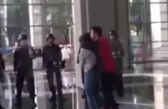 شاهد.. كيف تم انقاذ هذه “الفتاة الرهينة” من شاب وضع “ساطور” على رقبتها وهدد بقتلها؟! شاهد.. كيف تم انقاذ هذه “الفتاة الرهينة” من شاب وضع “ساطور” على رقبتها وهدد بقتلها؟!
