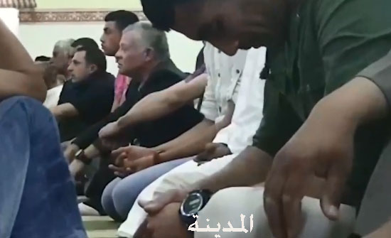 فيديو : الملك يصلي الجمعة في مسجد المخيبة في زيارة مفاجئة لاسرتين عفيفتين فيديو : الملك يصلي الجمعة في مسجد المخيبة في زيارة مفاجئة لاسرتين عفيفتين