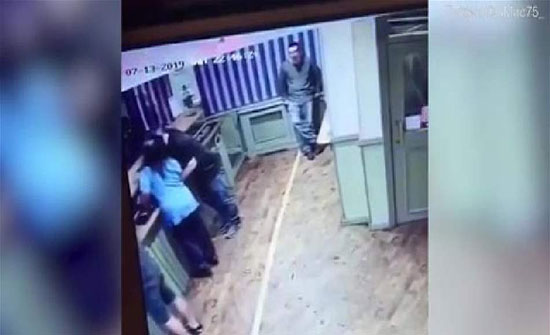 رأت زوجها يمازح فتاة.. فلقنته درساً قاسياً (فيديو) رأت زوجها يمازح فتاة.. فلقنته درساً قاسياً (فيديو)