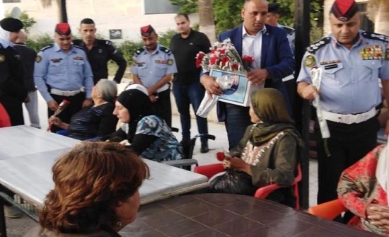 بالصور : الامن العام يقيم مادبة افطار في دار الزهراء للمسنين بالصور : الامن العام يقيم مادبة افطار في دار الزهراء للمسنين