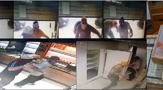 شاهد: سطو مسلح بالسلاح الأبيض على محل مجوهرات في دبي وسرقة مشغولات بـ 3 ملايين درهم شاهد: سطو مسلح بالسلاح الأبيض على محل مجوهرات في دبي وسرقة مشغولات بـ 3 ملايين درهم