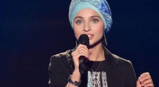 شاهد.. فتاة محجّبة من أصول سورية تخطف قلوب مدرّبي “TheVoice France” بأدائها وصوتها شاهد.. فتاة محجّبة من أصول سورية تخطف قلوب مدرّبي “TheVoice France” بأدائها وصوتها