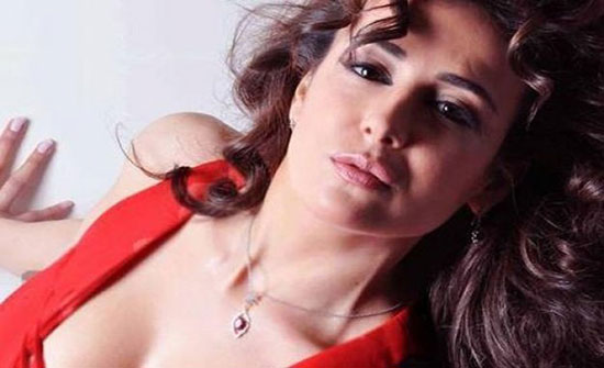 بالفيديو – فنانة سورية تتهم طبيباً بجعلها تنتظر 10 ساعات في عيادته وهو يرد... شاهدوا ما حدث بالفيديو – فنانة سورية تتهم طبيباً بجعلها تنتظر 10 ساعات في عيادته وهو يرد... شاهدوا ما حدث