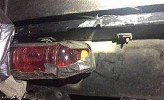 زجاجة بدل مصباح خلفي..الشرطة الأميركية تثني على "مخالفة السائق العبقري" زجاجة بدل مصباح خلفي..الشرطة الأميركية تثني على "مخالفة السائق العبقري"