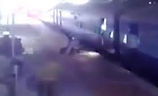 إنقاذ امرأة سقطت تحت قطار (فيديو) إنقاذ امرأة سقطت تحت قطار (فيديو)
