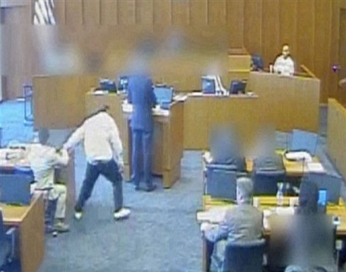 متهم يحاول قتل شاهد داخل المحكمة والأمن يطلق النار عليه.. فيديو متهم يحاول قتل شاهد داخل المحكمة والأمن يطلق النار عليه.. فيديو