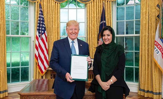 السفيرة السعودية بواشنطن تسلم أوراق اعتمادها لترمب السفيرة السعودية بواشنطن تسلم أوراق اعتمادها لترمب