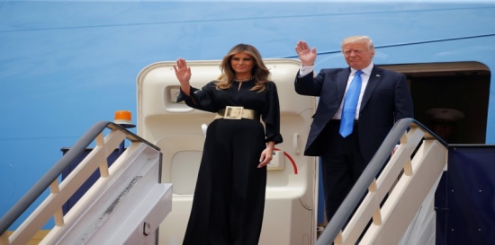 بالصور.. ميلانيا وإيفانكا ترامب بأزياء محتشمة تماشيًامع التقاليد السعودية بالصور.. ميلانيا وإيفانكا ترامب بأزياء محتشمة تماشيًامع التقاليد السعودية
