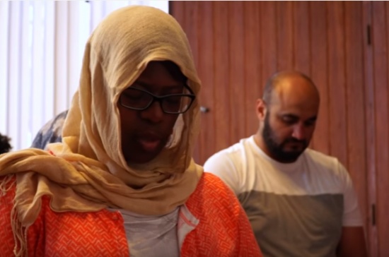 شاهد: صلاة مختلطة في مسجد بأمريكا.. إليك دوافع المشرفة عليه! شاهد: صلاة مختلطة في مسجد بأمريكا.. إليك دوافع المشرفة عليه!