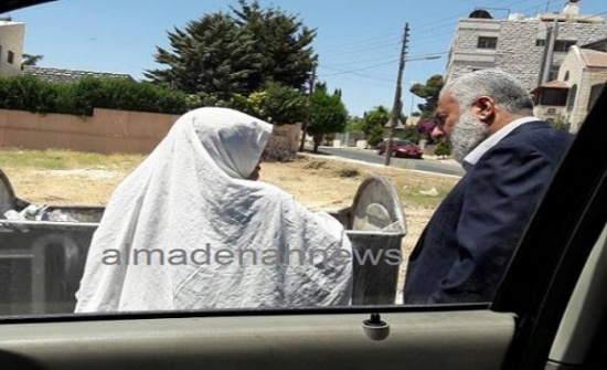 صور : لقاء مع امرأة تأكل من الحاوية صور : لقاء مع امرأة تأكل من الحاوية