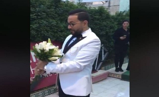 فيديو| رد فعل غير متوقع لشاب لحظة خروج عروسه من 'الكوافير'! فيديو| رد فعل غير متوقع لشاب لحظة خروج عروسه من 'الكوافير'!