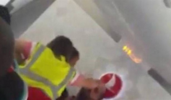 بالفيديو.. موظف هجرة بريطاني يصفع لاجئاً داخل طائرة بالفيديو.. موظف هجرة بريطاني يصفع لاجئاً داخل طائرة