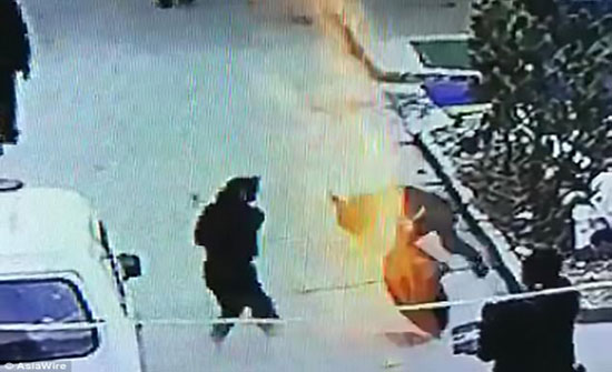 انفجار بالوعة في وجه صبي تطيره في الهواء (فيديو وصور) انفجار بالوعة في وجه صبي تطيره في الهواء (فيديو وصور)