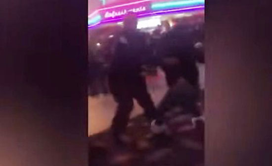 شاهد بالفيديو : شجارعنيف وركلات صدرية عنيفة بين فتيات من أجل شاب شاهد بالفيديو : شجارعنيف وركلات صدرية عنيفة بين فتيات من أجل شاب