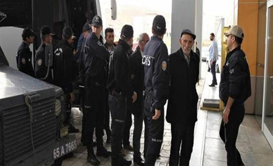 تركيا: اعتقال وحبس 15 شخصاً بتهمة دعم "العمال الكردستاني" تركيا: اعتقال وحبس 15 شخصاً بتهمة دعم "العمال الكردستاني"