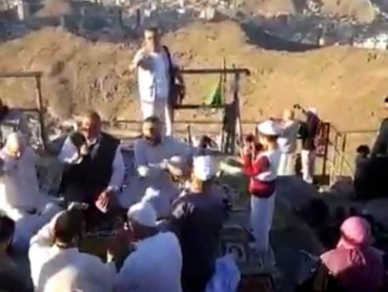 شاهد: زوَّار يمارسون طقوسًا غريبة في أعلى جبل غار حراء.. و”برقة” يعلق شاهد: زوَّار يمارسون طقوسًا غريبة في أعلى جبل غار حراء.. و”برقة” يعلق