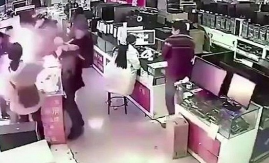 شاهد.. انفجار بطارية آيفون في فم مشترى داخل متجر بالصين شاهد.. انفجار بطارية آيفون في فم مشترى داخل متجر بالصين