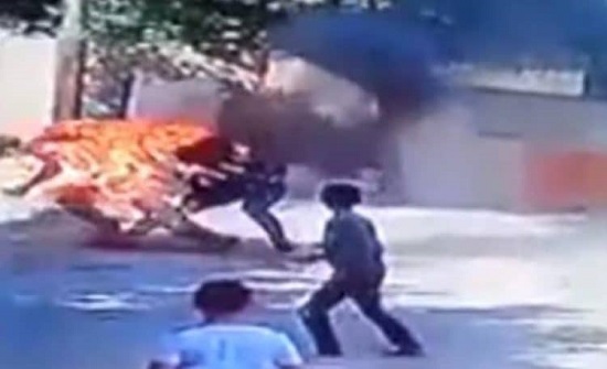 سبب صادم وراء جريمة شاب مصري أشعل النار في والده أمام المارة! سبب صادم وراء جريمة شاب مصري أشعل النار في والده أمام المارة!
