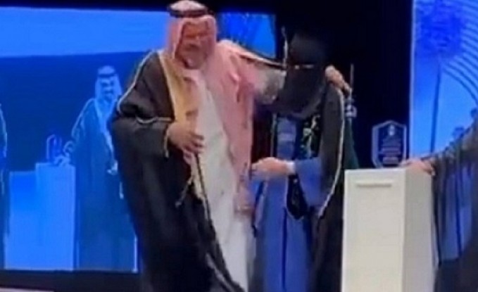 شاهد ردة فعل أب تجاه ابنته في حفل تخرجها بمرتبة الشرف في السعودية
