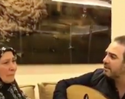فيديو مؤثر - للمرة الأولى وائل جسار يغني لوالدته المحجبة.. وتردّ عليه بدموعها فيديو مؤثر - للمرة الأولى وائل جسار يغني لوالدته المحجبة.. وتردّ عليه بدموعها