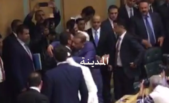 شاهد : صورة نادرة لعناق الدغمي والطراونة شاهد : صورة نادرة لعناق الدغمي والطراونة