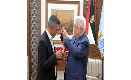 وسام فلسطيني للفنان عمر العبداللات وسام فلسطيني للفنان عمر العبداللات
