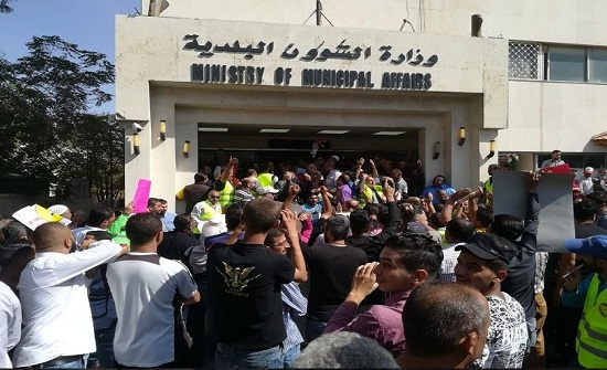 اتفاق لازالة النفايات من المناطق الحرجة المتضررة من اضراب البلديات اتفاق لازالة النفايات من المناطق الحرجة المتضررة من اضراب البلديات