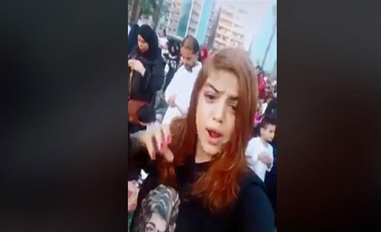 في مصر... فتاة تثير الجدل بغنائها أثناء صلاة عيد الأضحى (فيديو) في مصر... فتاة تثير الجدل بغنائها أثناء صلاة عيد الأضحى (فيديو)