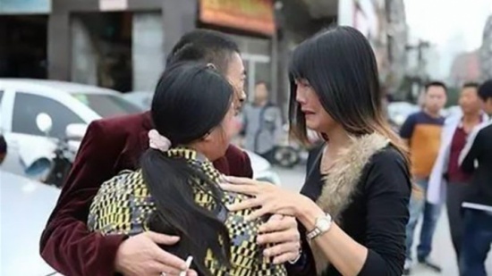 بعد 17 عاماً على اختطافها... هكذا اجتمعت بعائلتها من جديد بعد 17 عاماً على اختطافها... هكذا اجتمعت بعائلتها من جديد