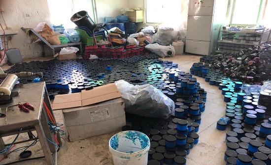 الرصيفة : القبض على ٣ أشخاص قاموا بتصنيع مواد تجميل بأسماء علامات تجارية عالمية الرصيفة : القبض على ٣ أشخاص قاموا بتصنيع مواد تجميل بأسماء علامات تجارية عالمية