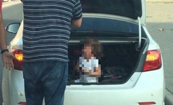 الكويت.. أب يضع ابنته داخل صندوق السيارة بسبب "شقاوتها" الكويت.. أب يضع ابنته داخل صندوق السيارة بسبب "شقاوتها"