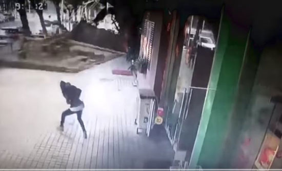لحظة سقوط لافتة ضخمة فوق رأس فتاة (فيديو) لحظة سقوط لافتة ضخمة فوق رأس فتاة (فيديو)