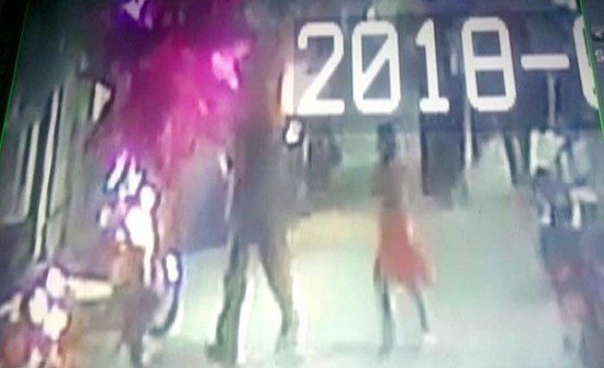 فيديو جديد في خطف واغتصاب وقتل الطفلة زينب.. سفاح باكستان يقودها إلى مصيرها فيديو جديد في خطف واغتصاب وقتل الطفلة زينب.. سفاح باكستان يقودها إلى مصيرها