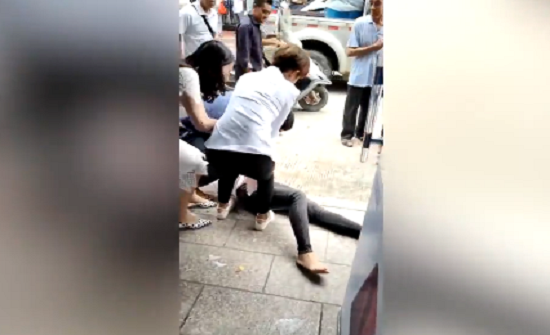 بالفيديو : ضرب مبرح لامرأة سرقت نقودًا من زوجها لشراء هاتف بالفيديو : ضرب مبرح لامرأة سرقت نقودًا من زوجها لشراء هاتف