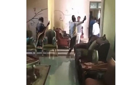 شاهد : سودانيون يقتحمون قصر عمر البشير شاهد : سودانيون يقتحمون قصر عمر البشير